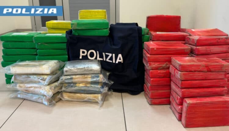 Napoli: trovati e sequestrati 163 panetti di cocaina all'interno di un container proveniente dal Sudamerica. La vendita della sostanza avrebbe fruttato circa 5 milioni di Euro