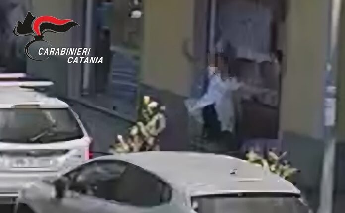 Giarre: finge di essere la donna delle pulizie per entrare a casa di anziani e compiere dei furti insieme ad una complice. Denunciata una 28enne