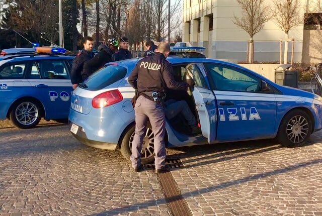 Mantova: tenta di strappare il marsupio di una ragazza per rubarlo. Arrestato 27enne
