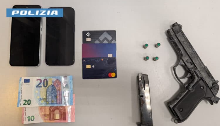 Portici: rapinano dei coetanei minacciandoli con una pistola. Rubati i telefoni e i portafogli