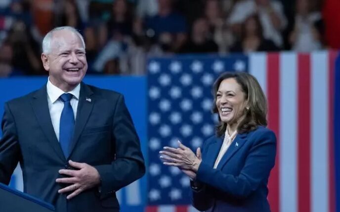 Kamala Harris presenta il suo Vice Tim Walz, siamo il futuro degli USA.
