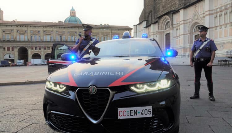 Bologna: un 15enne girava con un coltello di 19 centimetri e un suo coetaneo è sospettato di rapina. Entrambi denunciati dai Carabinieri