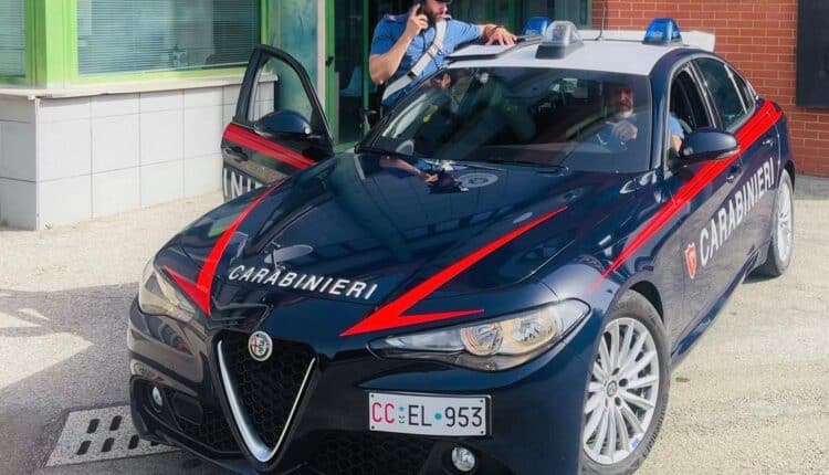 Bologna: i Carabinieri salvano un uomo che voleva buttarsi dal tetto di casa per via di una grossa perdita di denaro dovuta al "trading online"