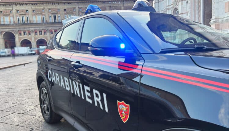 Bologna: 31enne sbeffeggia e tenta di sfilare la pistola ad un Carabiniere, arrestato