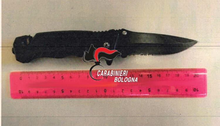 Pianoro: mentre sedavano una lite in strada i Carabinieri hanno notato un 16enne che gettava a terra un coltello di 20 centimetri. Denunciato per porto abusivo di armi