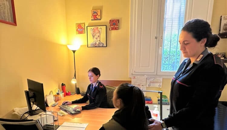 Bologna: picchia la compagna con schiaffi e calci, la minaccia con un coltello e limita le sue frequentazioni con amici e parenti. Braccialetto elettronico e divieto di avvicinamento per un 23enne