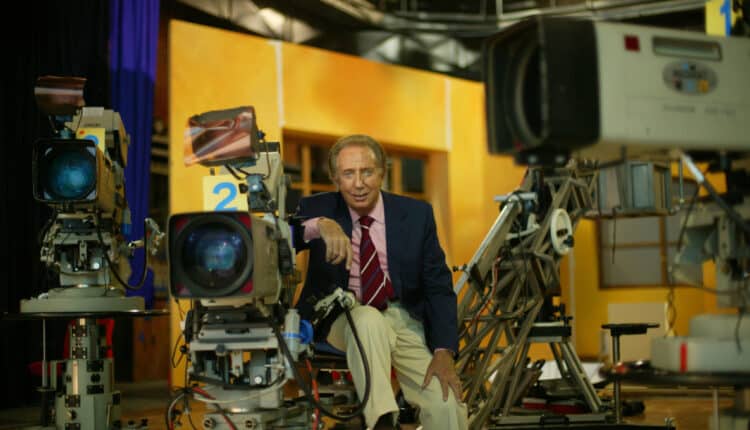 Cent'anni di Mike Bongiorno: a Milano inaugurata la mostra che celebra l'icona della televisione italiana