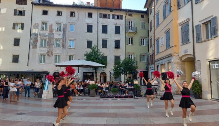 Trento: da venerdì 6 la città è pronta a movimentarsi con la quarta edizione di Arte in bottega. 24 formazioni artistiche che con le loro 48 performance animeranno vie e piazze per quattro ore di spettacolo non stop3