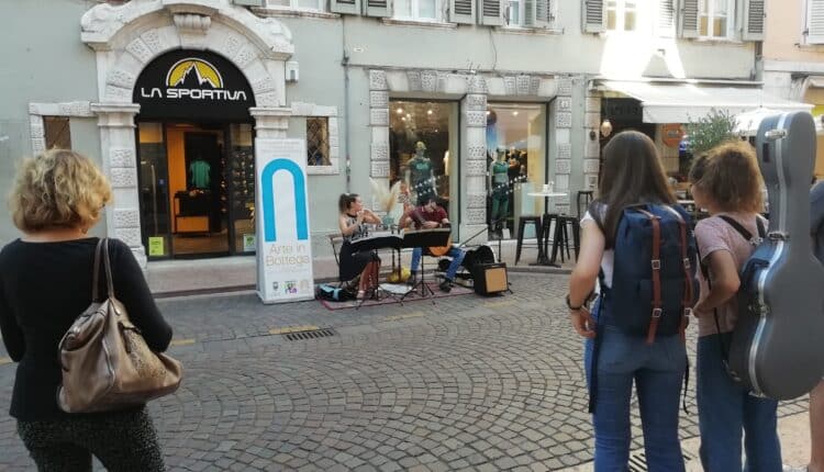 Trento: da venerdì 6 la città è pronta a movimentarsi con la quarta edizione di Arte in bottega. 24 formazioni artistiche che con le loro 48 performance animeranno vie e piazze per quattro ore di spettacolo non stop