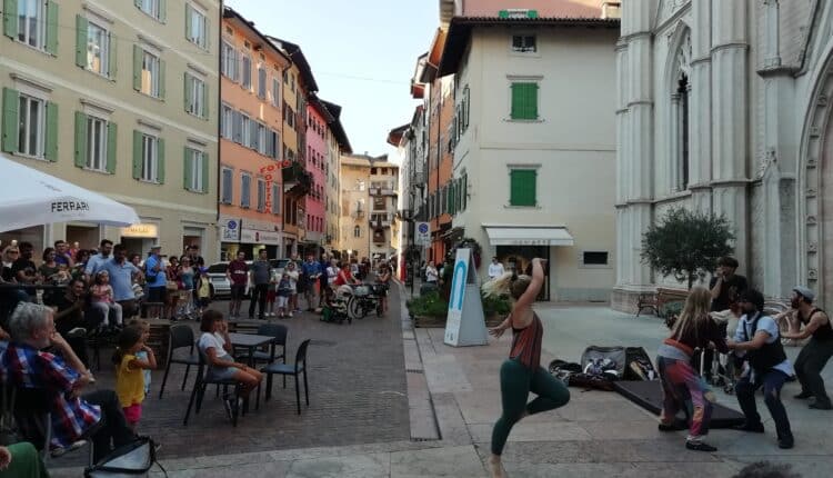 Trento: da venerdì 6 la città è pronta a movimentarsi con la quarta edizione di Arte in bottega. 24 formazioni artistiche che con le loro 48 performance animeranno vie e piazze per quattro ore di spettacolo non stop2
