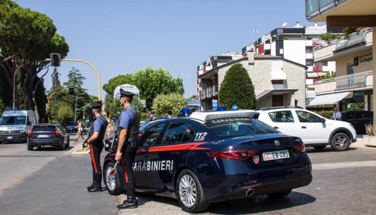 Bastia Umbra: sorpassa i Carabinieri ad alta velocità, una volta fermato li aggredisce.