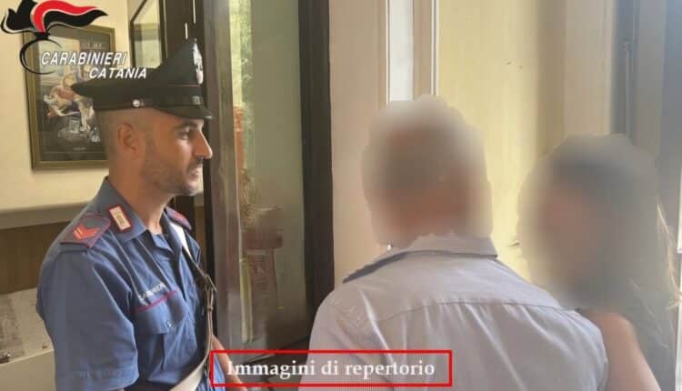 Biancavilla: Ti squarto!!! Si scaglia contro i genitori ma viene bloccato ed arrestato dai Carabinieri.