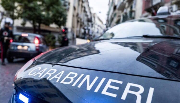 Napoli: armato di mazza da baseball minaccia la madre e la sorella, poi il personale del 118 e i Carabinieri