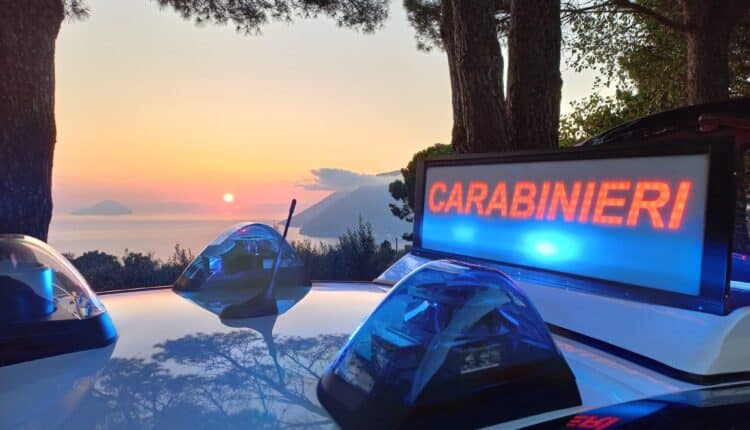 Vulcano: imbarca sul traghetto lasciando il suo cane nel bagagliaio dell'auto per tutto il tragitto. Denunciato 51enne