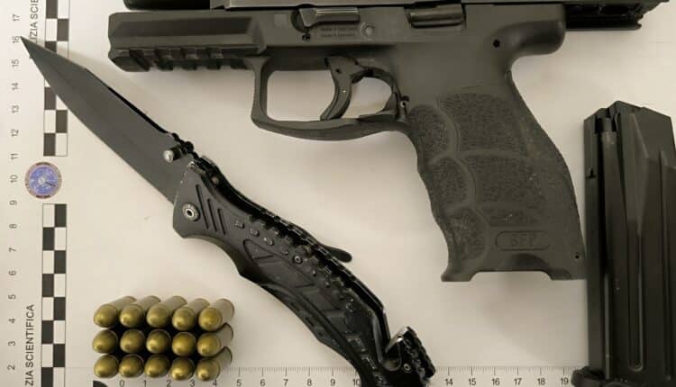 Como: entra in piena notte in un supermercato con una pistola carica nella cintura dei pantaloni, disarmato e poi arrestato dalla Polizia di Stato.