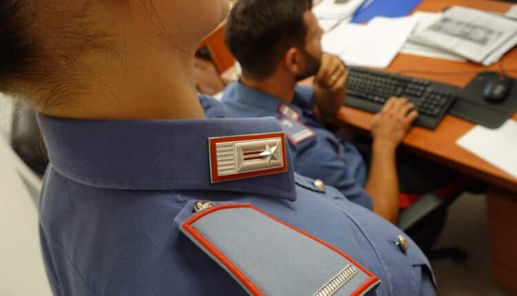 Gricignano di Aversa: per soldi aggredisce il figlio 17enne lanciandogli una bottiglia di vetro, infilzandolo con una forchetta e colpendolo con vari pugni alla testa. Arrestato 38enne