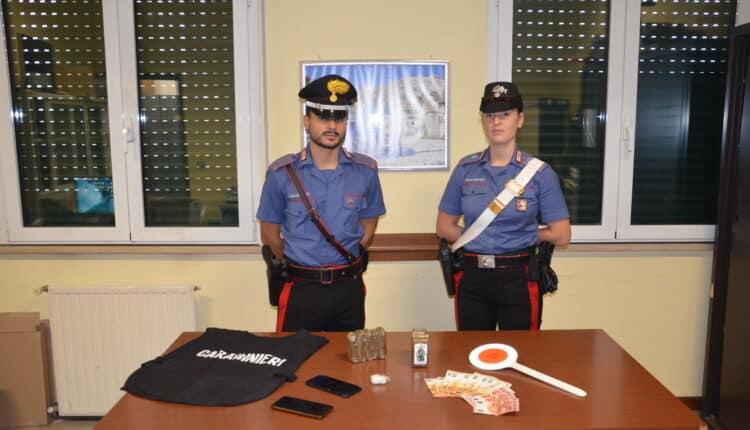 Biella: non si fermano all'alt dei Carabinieri e quasi investono un militare. Bloccati e trovati in possesso di 1 chilo di hashish. Arrestati un 39enne e una 32enne