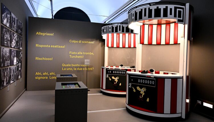 Cent'anni di Mike Bongiorno: a Milano inaugurata la mostra che celebra l'icona della televisione italiana