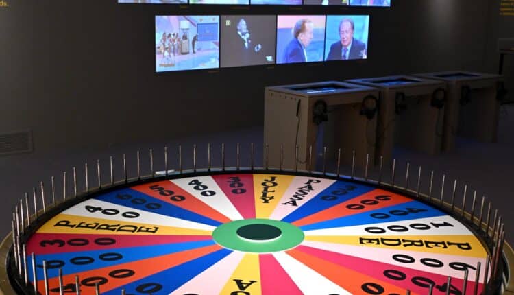 Cent'anni di Mike Bongiorno: a Milano inaugurata la mostra che celebra l'icona della televisione italiana