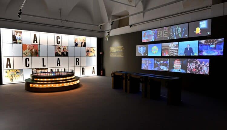 Cent'anni di Mike Bongiorno: a Milano inaugurata la mostra che celebra l'icona della televisione italiana