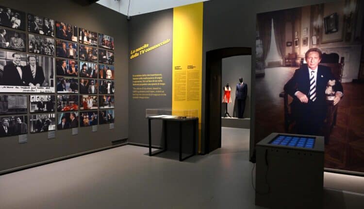 Cent'anni di Mike Bongiorno: a Milano inaugurata la mostra che celebra l'icona della televisione italiana