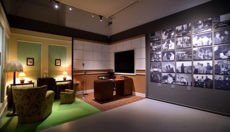 Cent'anni di Mike Bongiorno: a Milano inaugurata la mostra che celebra l'icona della televisione italiana