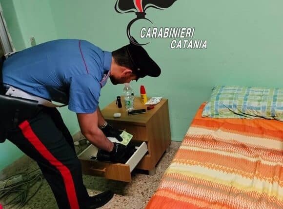 Fiumefreddo di Sicilia: esce di casa e vede i Carabinieri, fulminato dalla “visione” e … arrestato per droga.