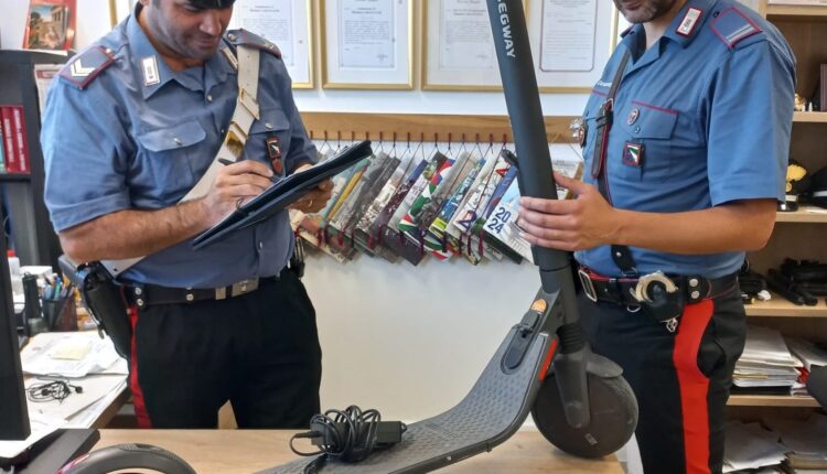 Cesena: Sfondano la porta di una banca per rubare un monopattino elettrico, arrestati