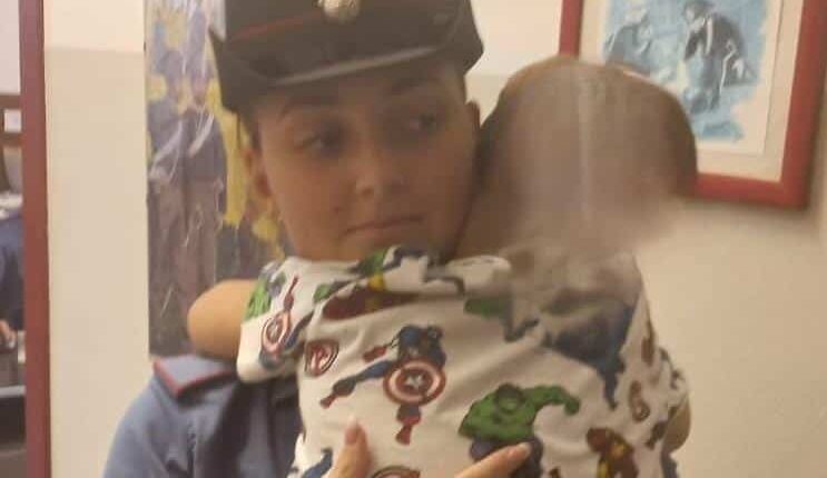 Savignano sul Rubicone: un bimbo di 3 anni si perde al mercato. I Carabinieri lo trovano e riescono a ricongiungerlo con i genitori