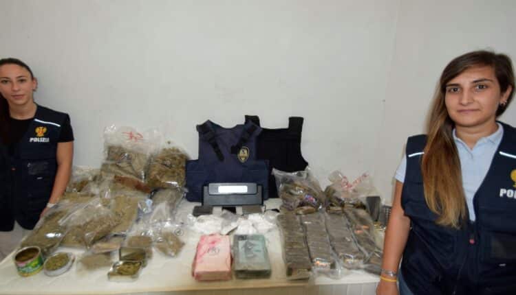 Latina: la Polizia di Stato ha sequestrato oltre 20 chili di sostanza stupefacenti, tra cui cocaina , hashish e marijuana. Arrestato un 50enne