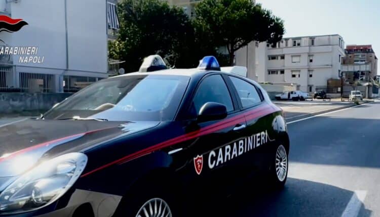Giugliano in Campania: Corsa a più di 200 km/h sull'Asse Mediano, i fuggitivi lanciano di tutto ai carabinieri, anche un crick e uno pneumatico.