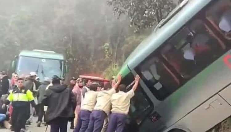 Grave incidente in Perù, autobus precipita da scarpata, 6 italiani coinvolti.