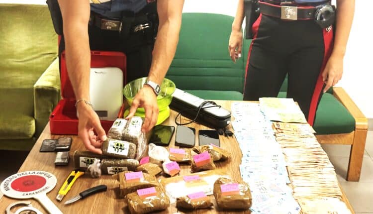 Ravenna: prima vengono indagati per rapina, poi gli agenti li trovano in possesso di un chilo di cocaina e vari panetti di hashish