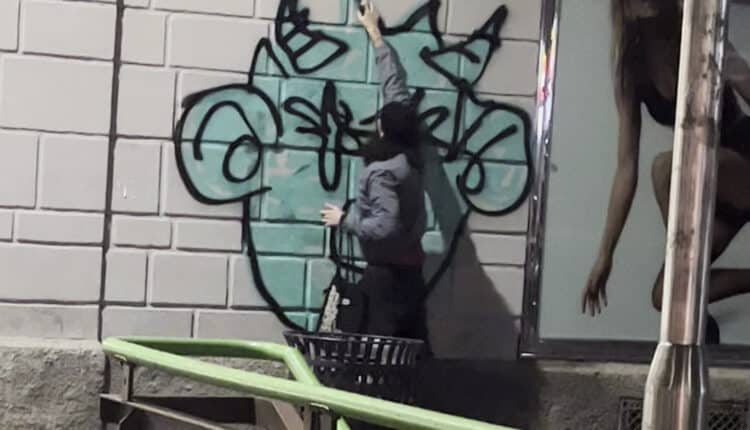 Milano: la Polizia Locale ha perquisito le abitazioni di 5 writer vandalici e sequestrato bombolette spay, marker e altro materiale utilizzato per imbrattare superfici pubbliche e private2