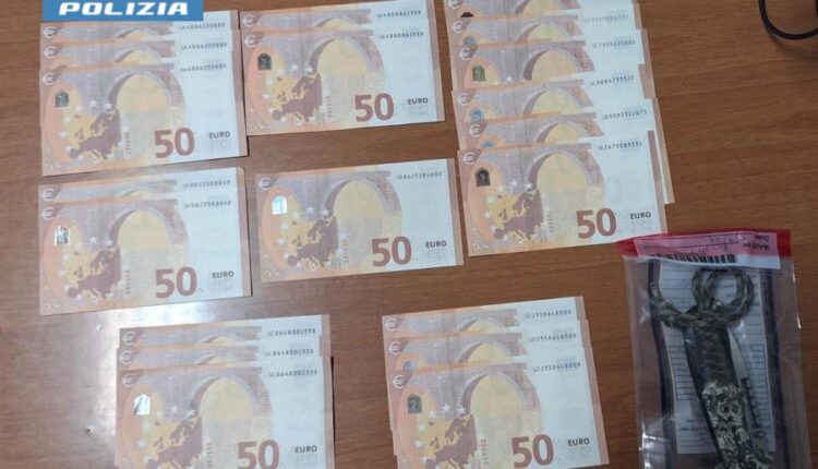 Lecce: arrestato dalla Polizia di Stato perché trovato in possesso di un coltello e banconote false durante un controllo.