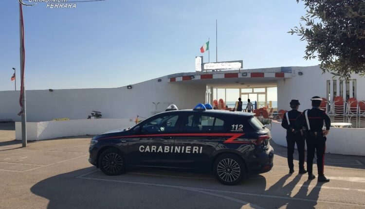 Comacchio: due uomini vengono sorpresi a rubare in uno stabilimento balneare. Uno viene fermato e arrestato, l'altro è ancora ricercato