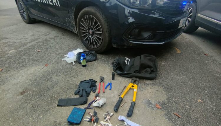 Lucca: fermati dai Carabinieri su una macchina rubata con a bordo attrezzi atti allo scasso.