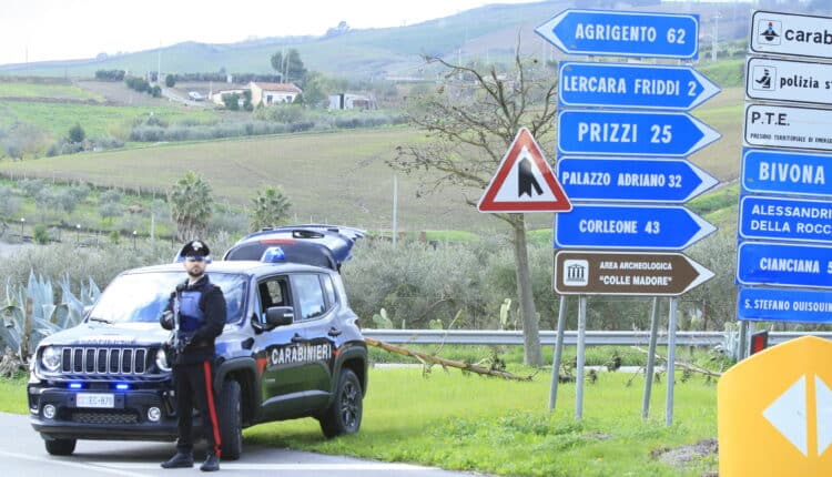 Lercara Friddi: fermati sulla statale e trovati in possesso di un fucile clandestino di fabbricazione artigianale e 4 coltelli. Arrestati un 71enne e un 58enne