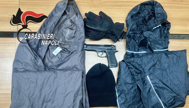 Stella, Napoli: Carabinieri fermano due minorenni su scooter, sequestrati pistola scacciacani e indumenti