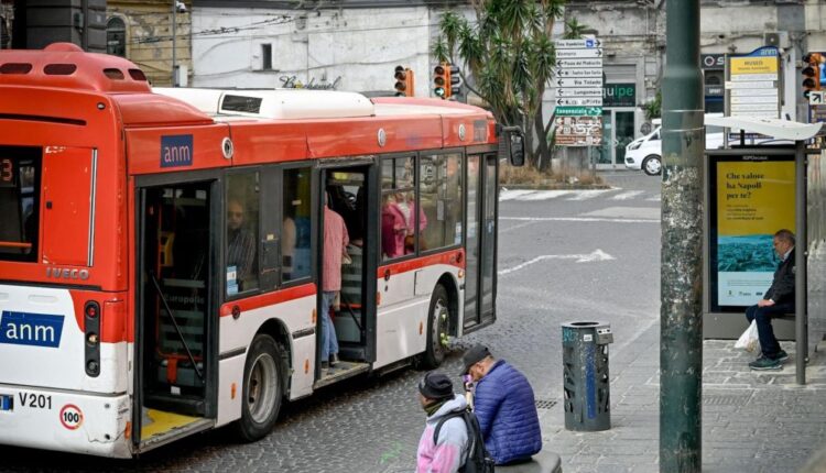 Napoli: segue due ragazze in strada poi colpisce con un crick l'autista di un autobus che le difende.