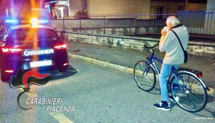 Piacenza: esce di casa e vaga in bicicletta in stato confusionale, lo trovano i carabinieri.