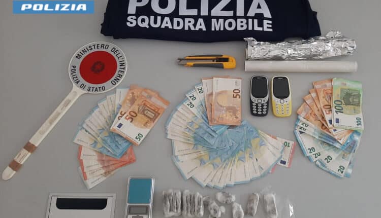 Pisa: la Polizia di Stato arresta un soggetto senegalese irregolare sul territorio nazionale per detenzione ai fini di spaccio di sostanze stupefacenti.