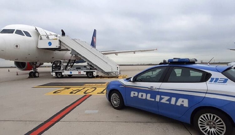 Pisa: la Polizia di Stato effettua il rimpatrio di uno straniero di nazionalità albanese pluripregiudicato ed irregolare sul territorio nazionale.