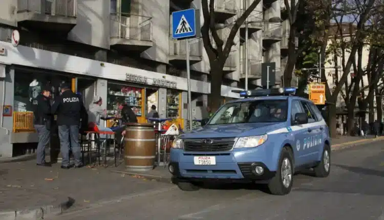 Pollena Trocchia: vittima di tentata estorsione dopo aver comprato droga, 2 in manette, arrestati dai Carabinieri.