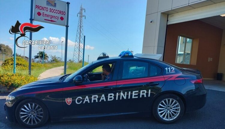 Giarre: dopo essersi nascoso in ospedale aggredisce la moglie con calci e pugni mentre stava lavorando. Arresti domiciliari e braccialetto elettronico per il 59enne