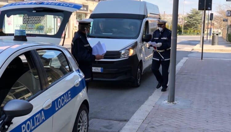 Ragusa: intervento di pubblica sicurezza degli agenti della Polizia Locale.