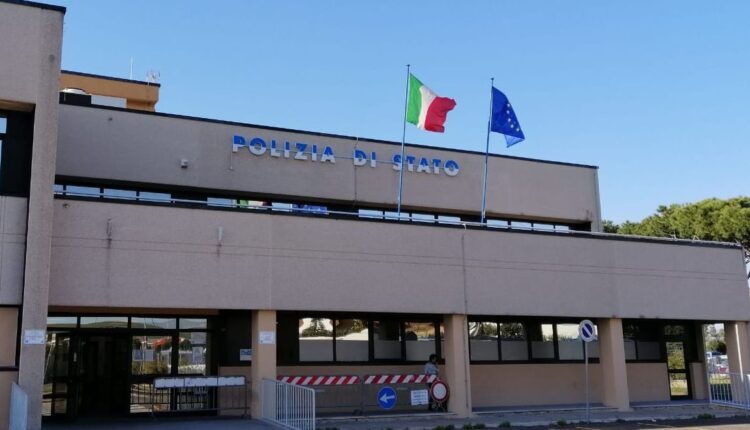 Roma: rapina un cittadino fuori all'ufficio postale e scappa in monopattino, la Polizia di Stato arresta un 30enne.