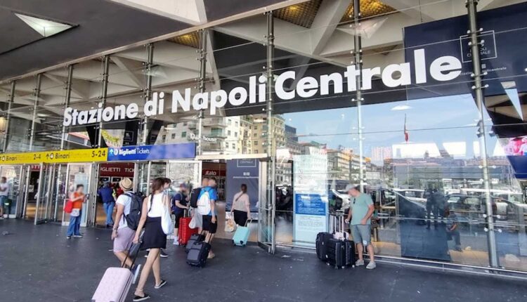 Napoli: la Polizia di Stato ha fermato due rapinatori che avevano appena commesso un furto nel piazzale esterno della stazione Centrale