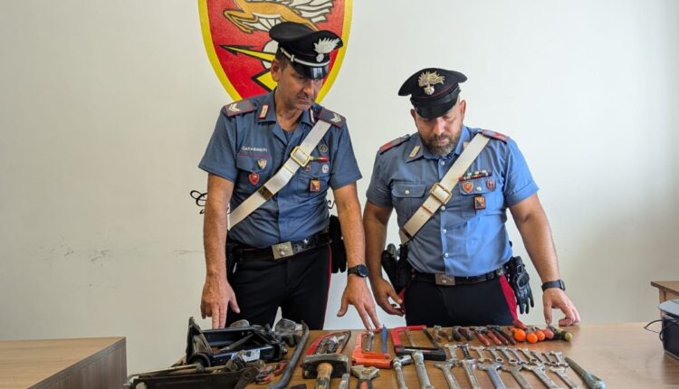 Taormina: sorpresi a rubare parti meccaniche e di carrozzeria nel deposito comunale, arrestati dai Carabinieri.