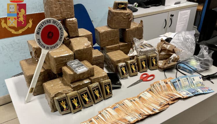 Torino: occulta un panetto di hashish negli slip e quasi un chilo in casa.